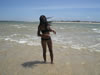 Бразильская девушка на побережье океана